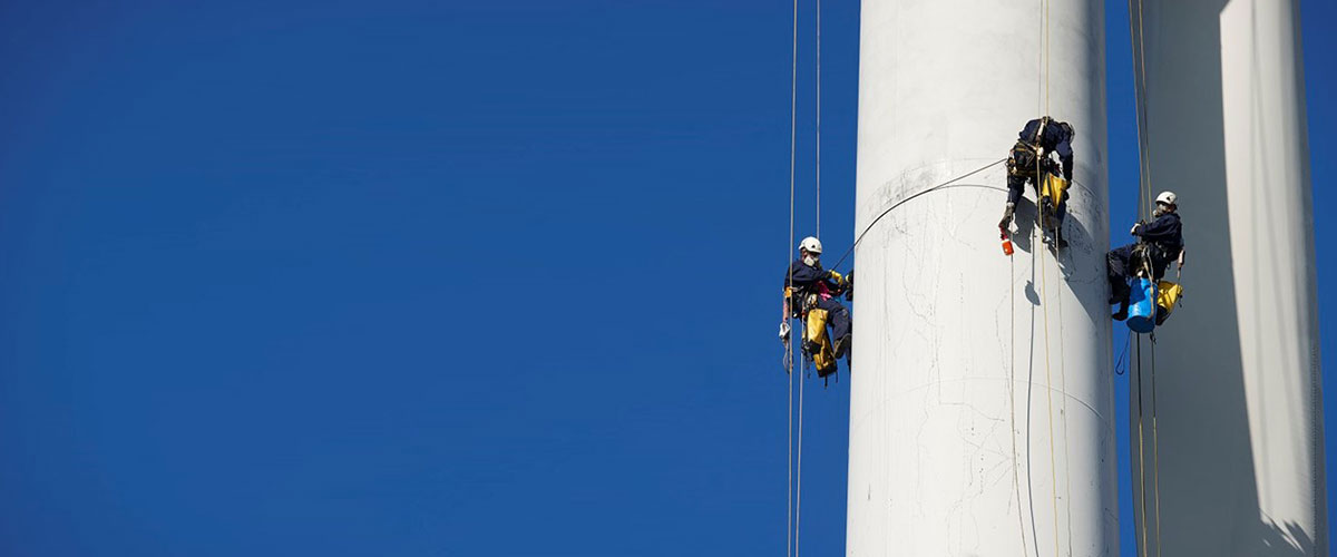 Ingeteam wind turbine workers hanging
