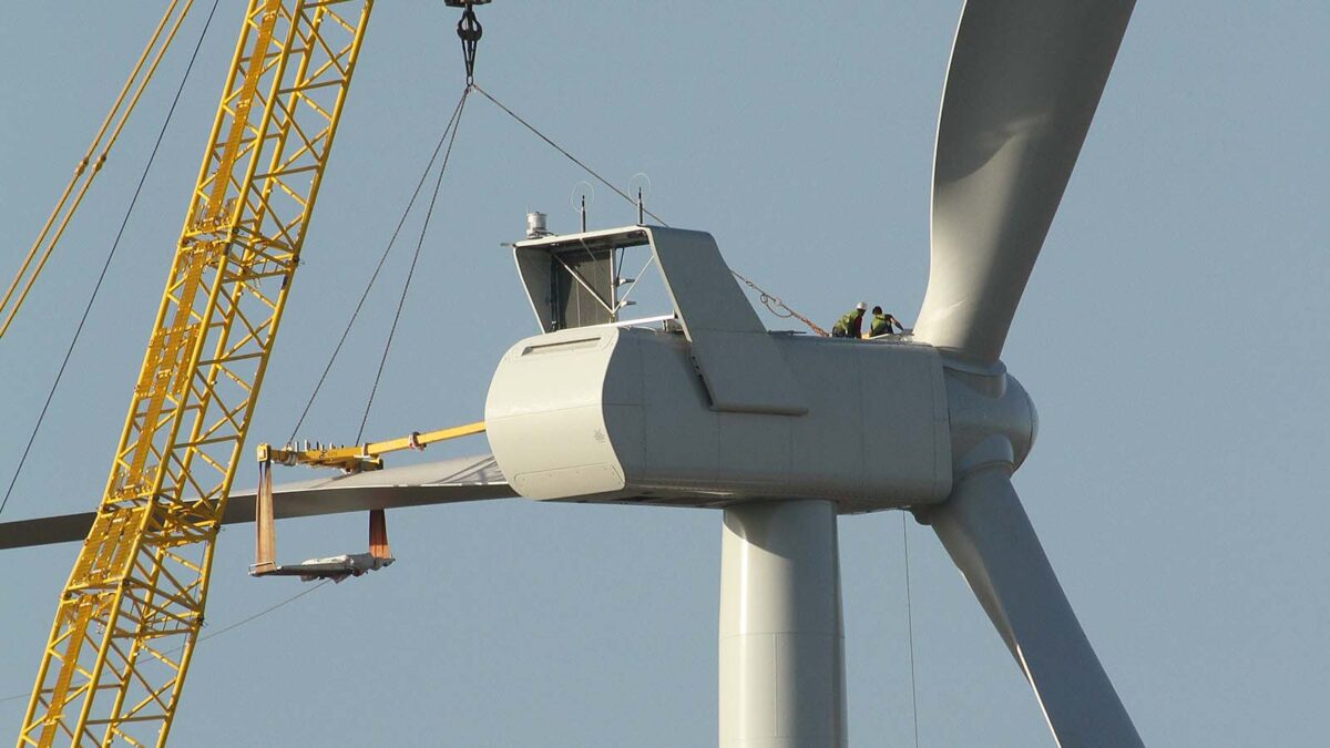 Wind-turbine-construction-site-workers-crane-france-grey-sky | WindEurope